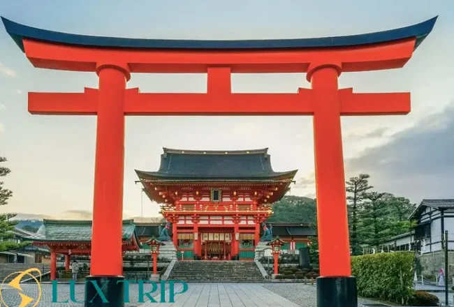 معبد فوشیمی ایناری رازهای پنهان پشت دروازه‌های سرخ کیوتو